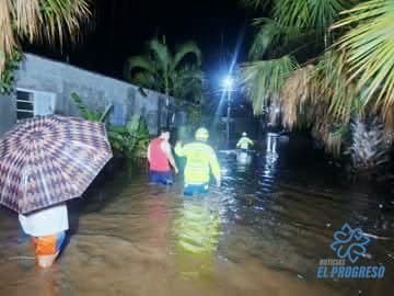 Inundaciones en la colonia La Paz de Sanarate dejan decenas de familias sin hogar